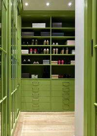 Г-образная гардеробная комната в зеленом цвете Комсомольск-на-Амуре